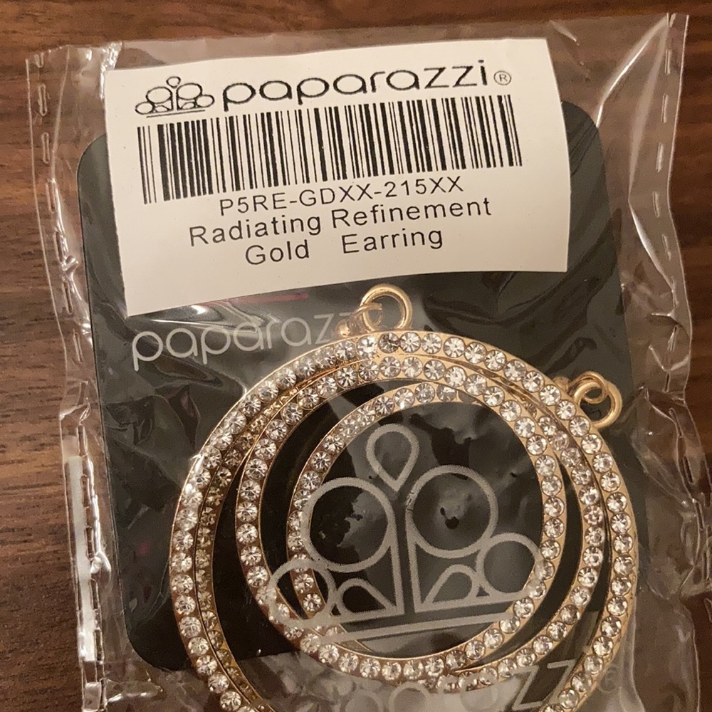 Radiating Refinement Gold Earring - Picture 2 of 2